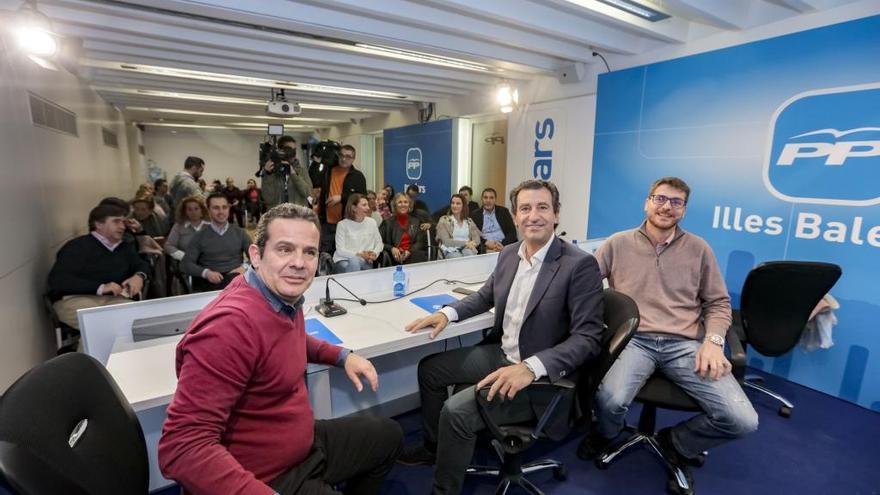 Biel Company, con su secretario general, Toni Fuster, y su jefe de campaña, Sebastià Sagreras.