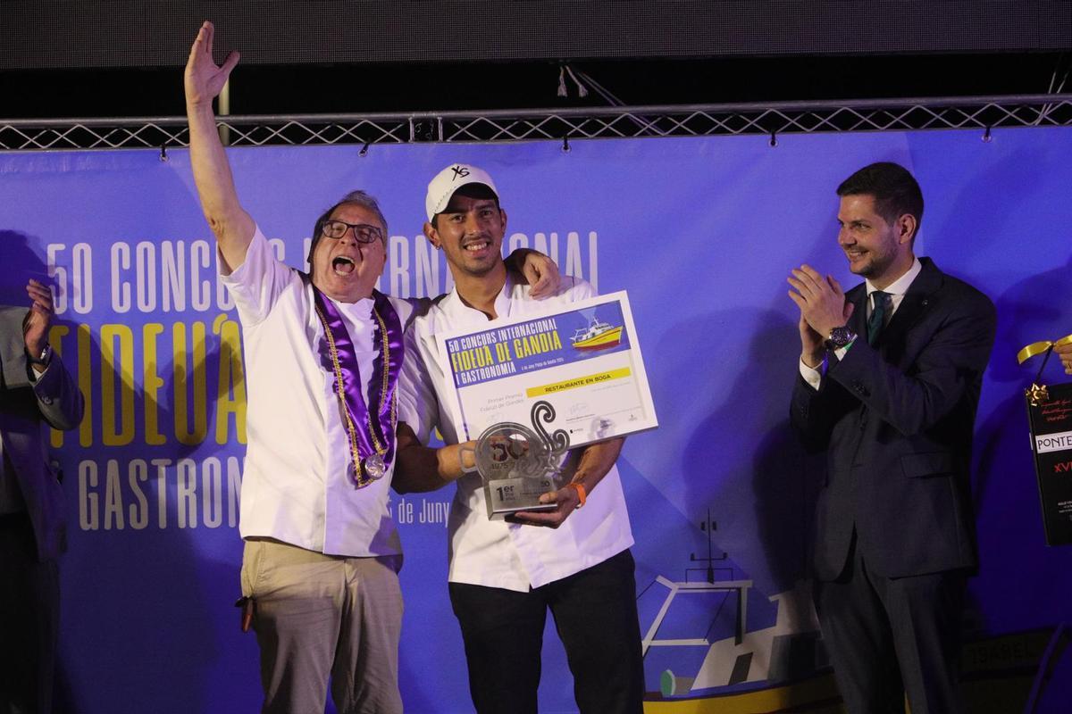 Los ganadores del concurso de este 2025 al recibir el premio