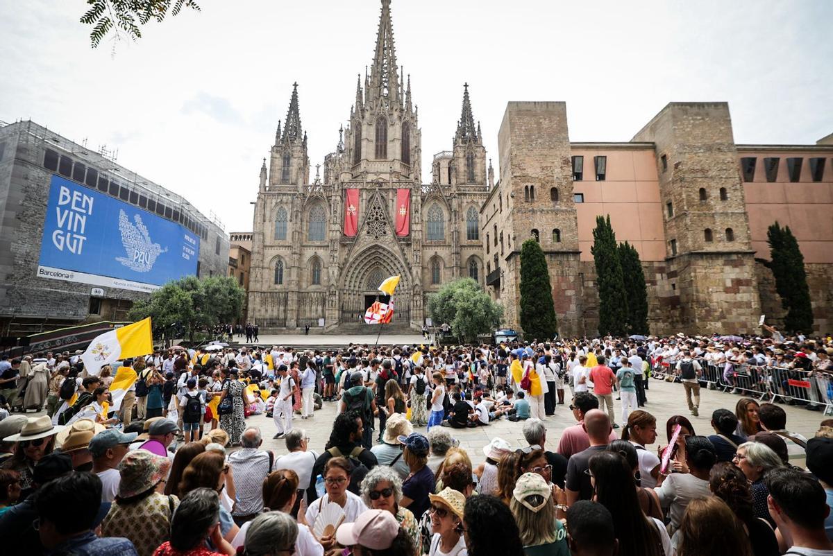 Fieles esperan en la catedral de Barcelona la llegada del papa León XIV