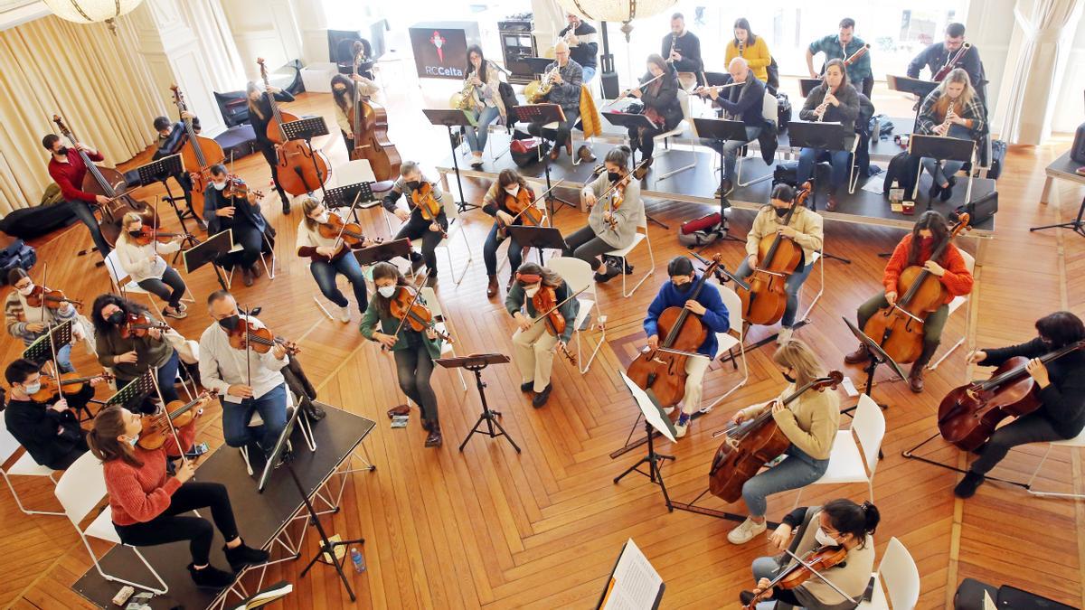 Ensayo de la Orquesta Vigo 430 con la violinista Rosanne Philippens, en la sede del Celta, de la calle del Príncipe.