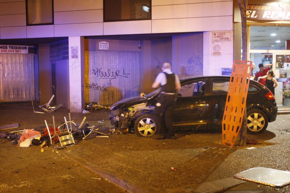 Un cotxe perd el control i atropella nou persones d'una terrassa de Girona