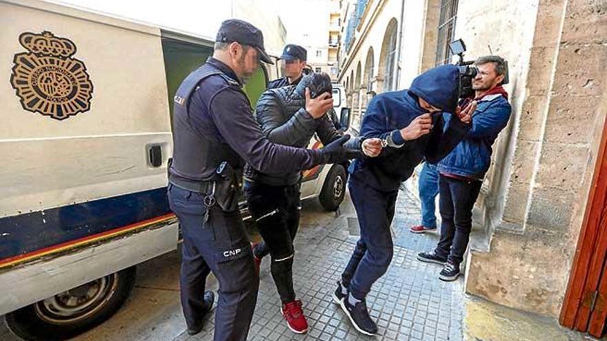 Varios de los detenidos, ayer cuando fueron trasladados al juzgado.