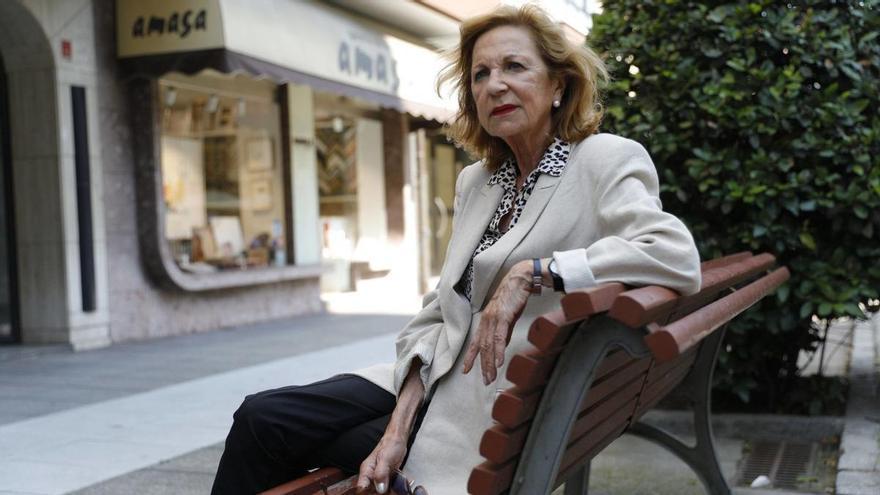 Ángeles Álvarez, sentada en un banco delante de la galería que  fundó hace cincuenta años.  |  RICARDO SOLÍS
