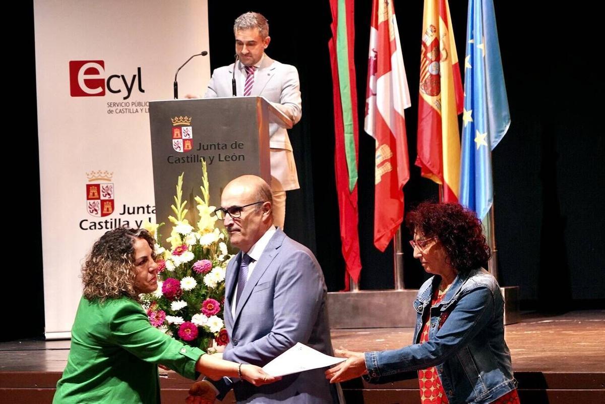 El delegado de la Junta, Fernando Prada, entrega los diplomas de los programas mixtos de empleo de este 2026 a los participantes