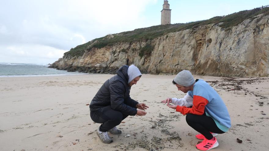 La marea de pellets de resina llega a As Lapas, con la previsión de más playas afectadas