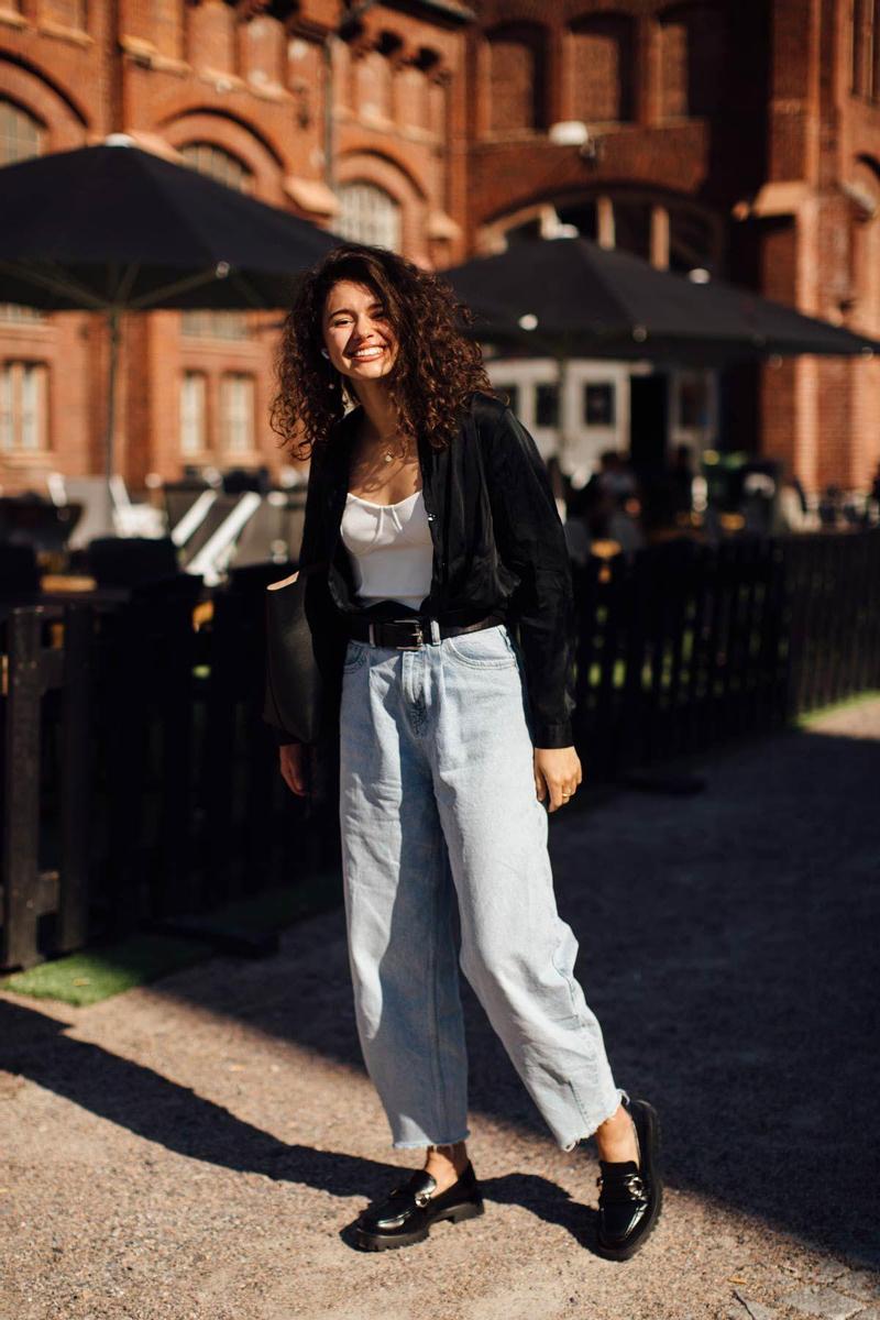 Estilismo con mocasines y vaqueros para el día a día, visto en el 'street style' de Helsinki