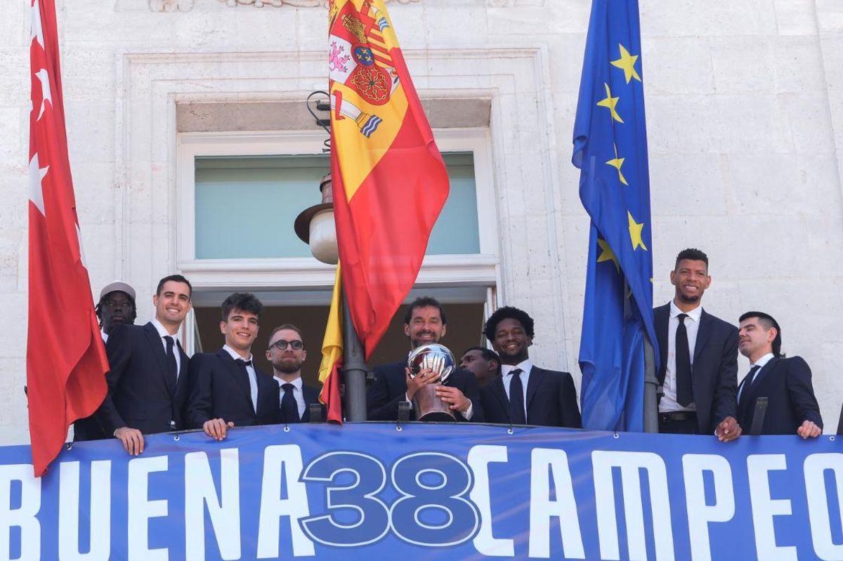 El equipo del Real Madrid de baloncesto desde el balcón de Sol.