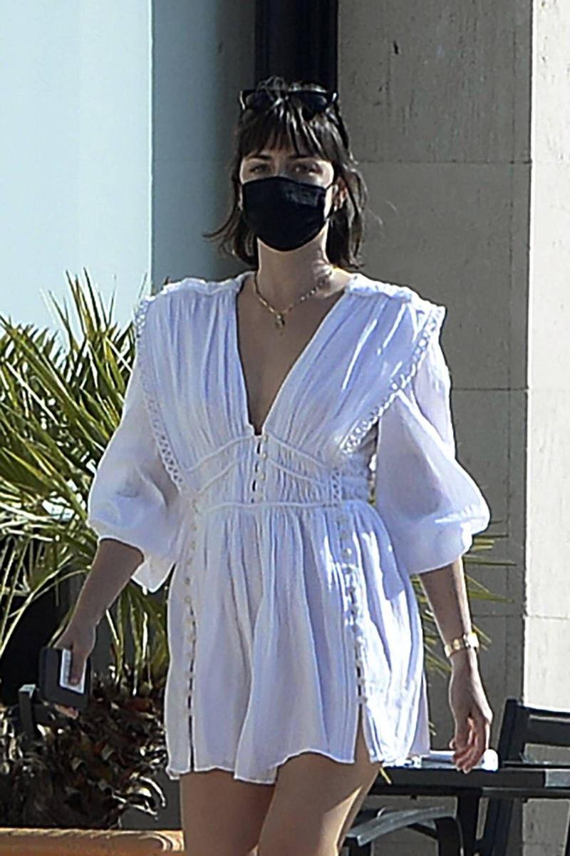 Ana de Armas con vestido blanco por las calles de Mallorca