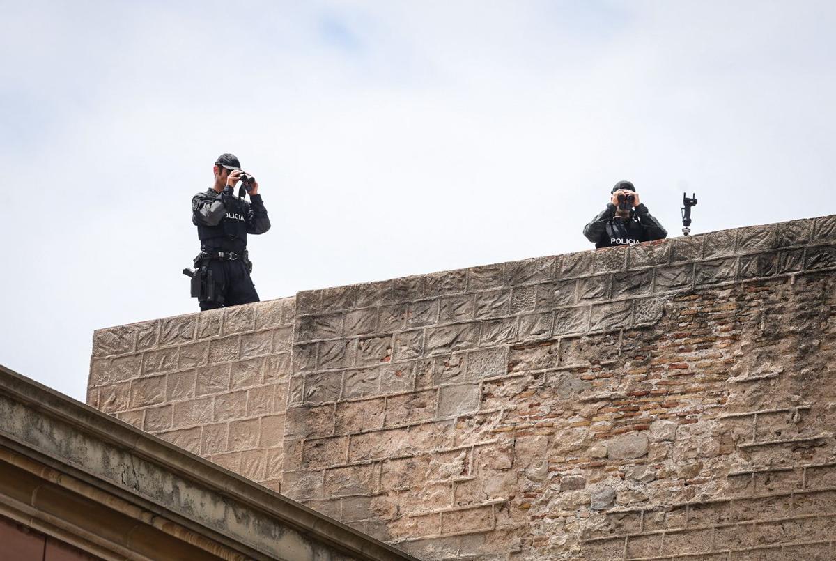Fieles esperan en la catedral de Barcelona la llegada del papa León XIV. Vigilancia del entorno por parte de las fuerzas de seguridad.