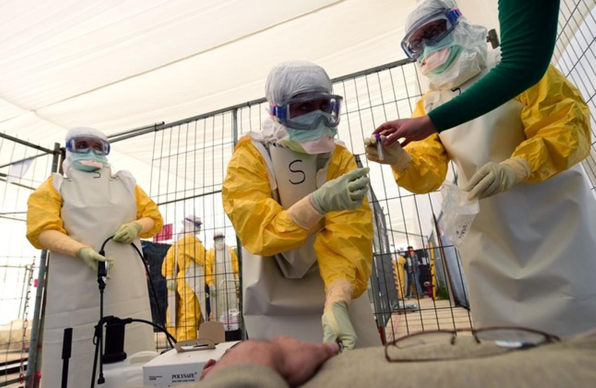Personal de Metges sense Fronteres rep formació sobre mesures de protecció contra l’Ebola, l’1 d’octubre a Brussel·les.