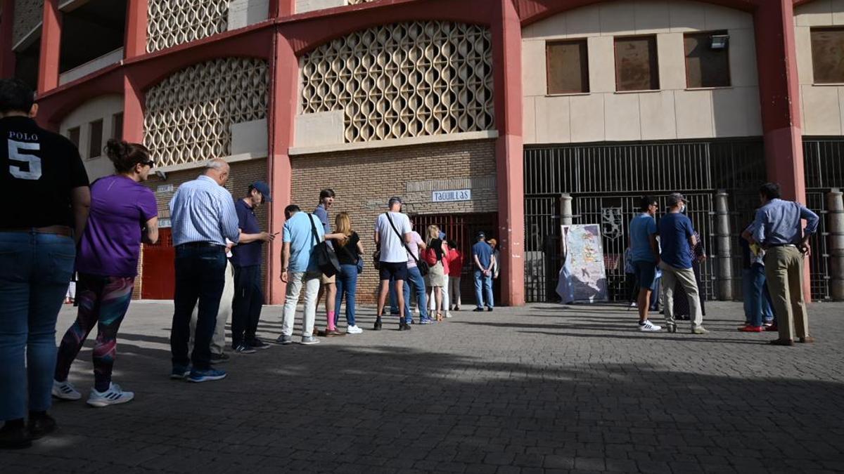 Aficionados esperan su turno para adquirir las entradas para la feria taurina de Córdoba, en una imagen de archivo..