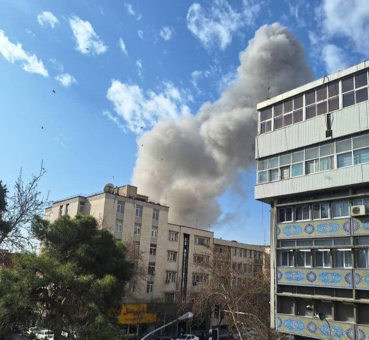 Fum sobre edificis bombardejats per Israel a Teherán