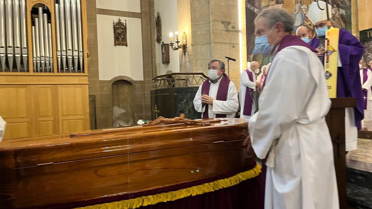 Emocionado funeral en Pola de Siero por el cura "Tito"