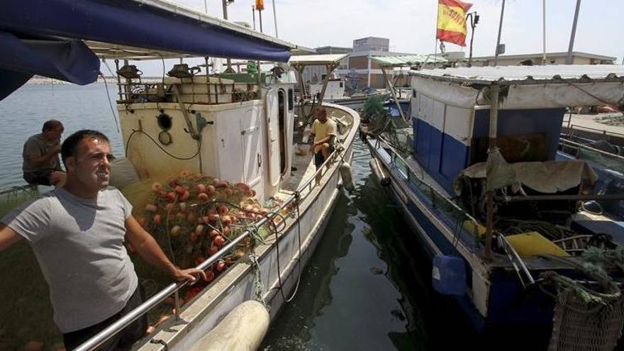 Los pescadores acaban protesta instando a Gibraltar a no tirar más bloques al mar