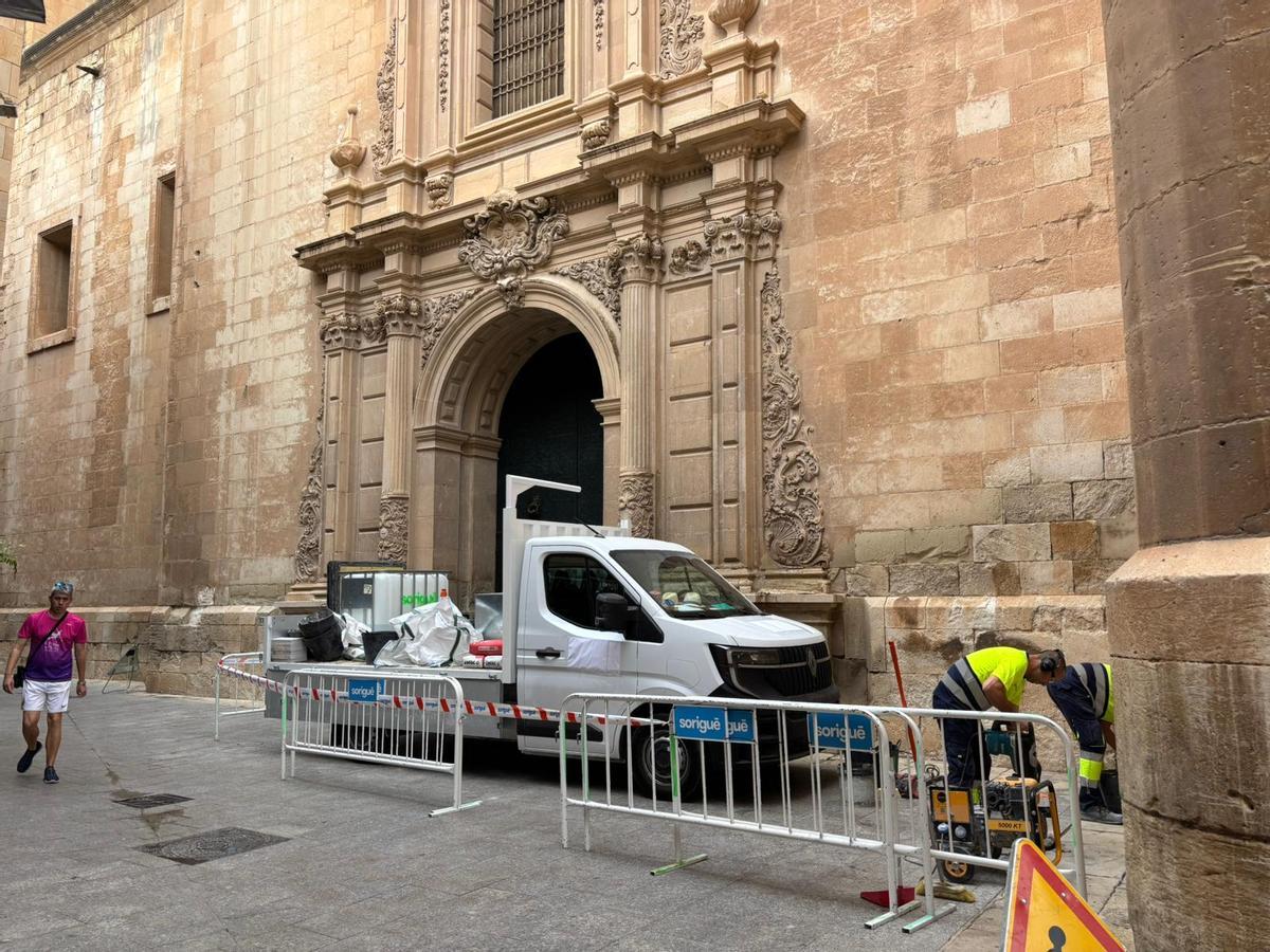 El objetivo de las catas ha sido comprobar la profundidad y las características del pavimento antes de iniciar la actuación