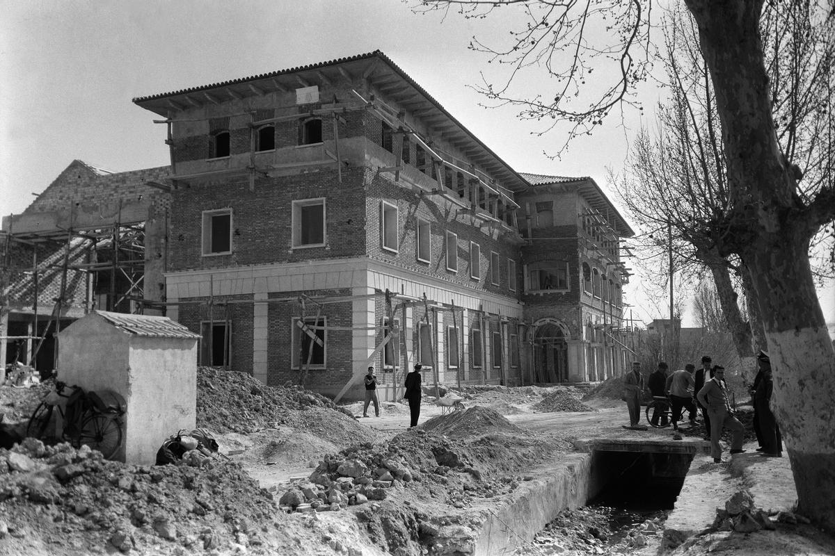 Reforma del edificio de la Lonja para la construcción del Hotel Residencia Castilla, 1956.