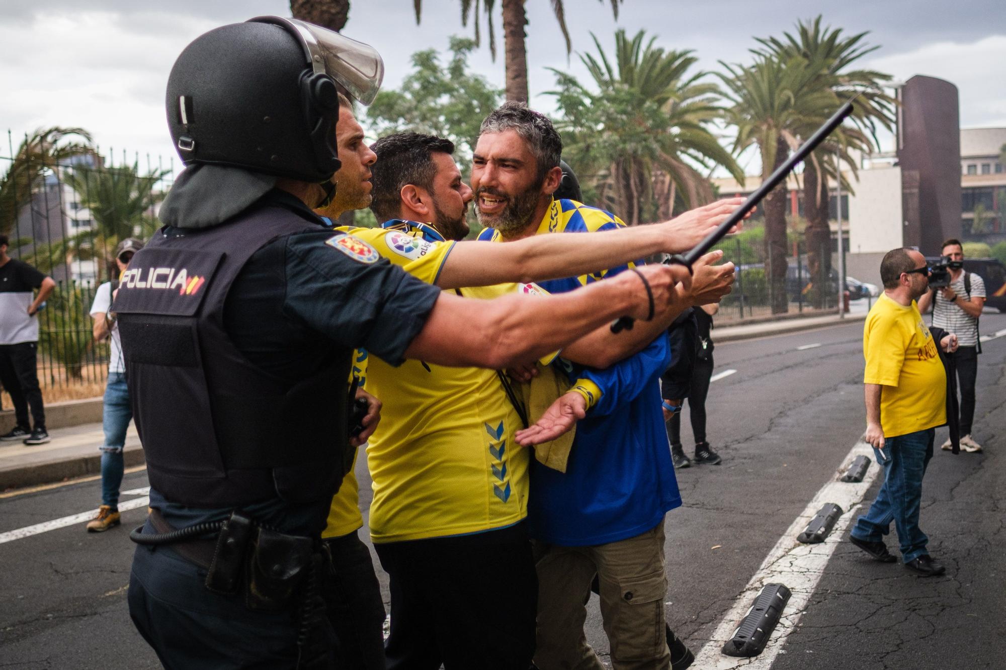 Ambiente e incidentes de la afición de la UD Las Palmas antes de llegar al Heliodoro