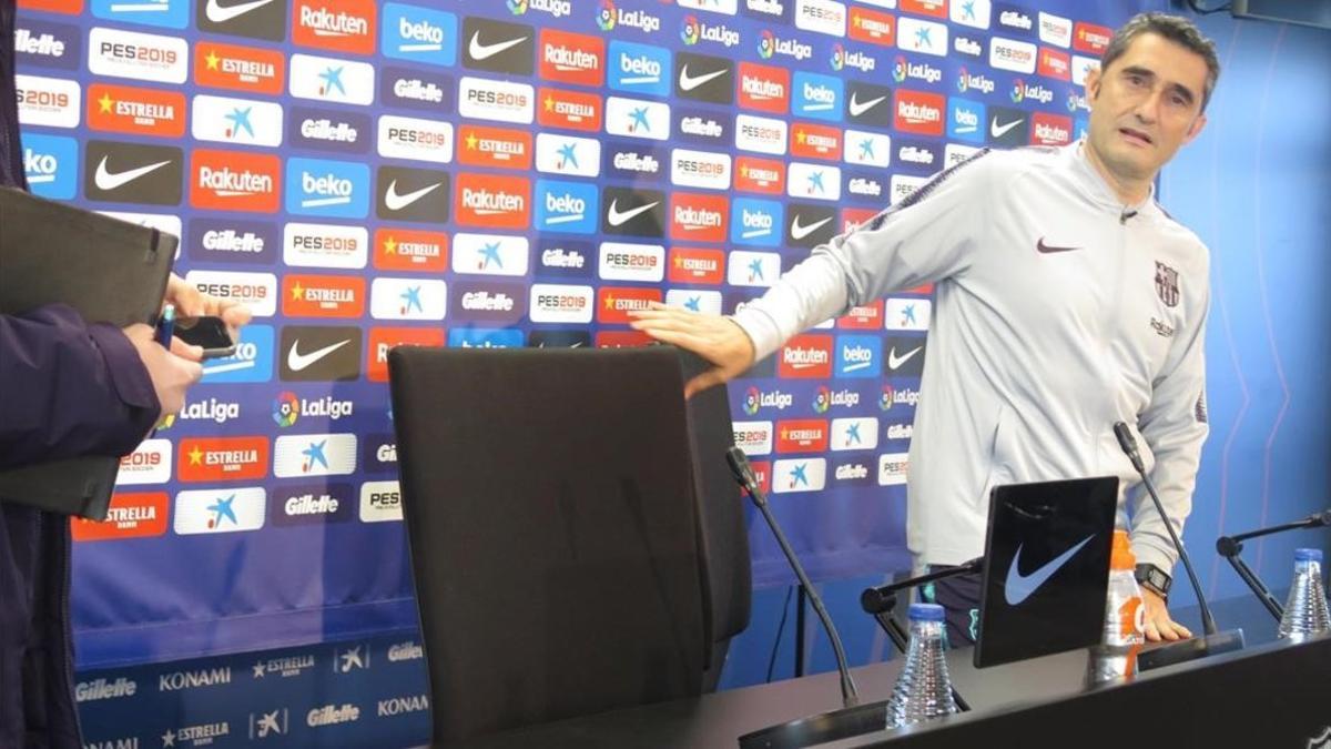 Ernesto Valverde toma posesión de su silla en la conferencia de prensa, del pasado sábado, en la Ciutat Esportiva Joan Gamper.