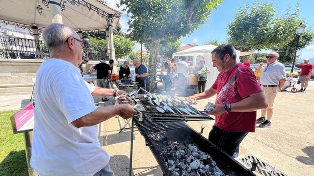 Celebración de la 2Sardiñada de Verán» del año pasado en la Alameda Vella junto al palco. | SANTOS ÁLVAREZ