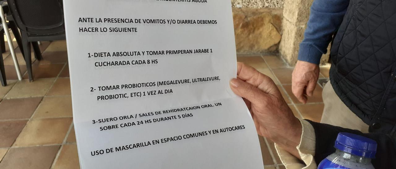 Uno de los jubilados afectados muestra el tratamiento pautado por el médico del Imserso.