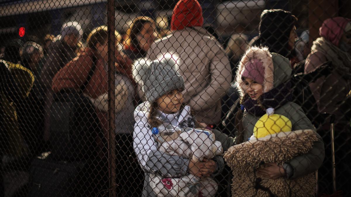 Ciudadanos procedentes de Ucrania se reencuentran con sus familiares en Przemsyl, Polonia, tras huir de la guerra que azota a su país.