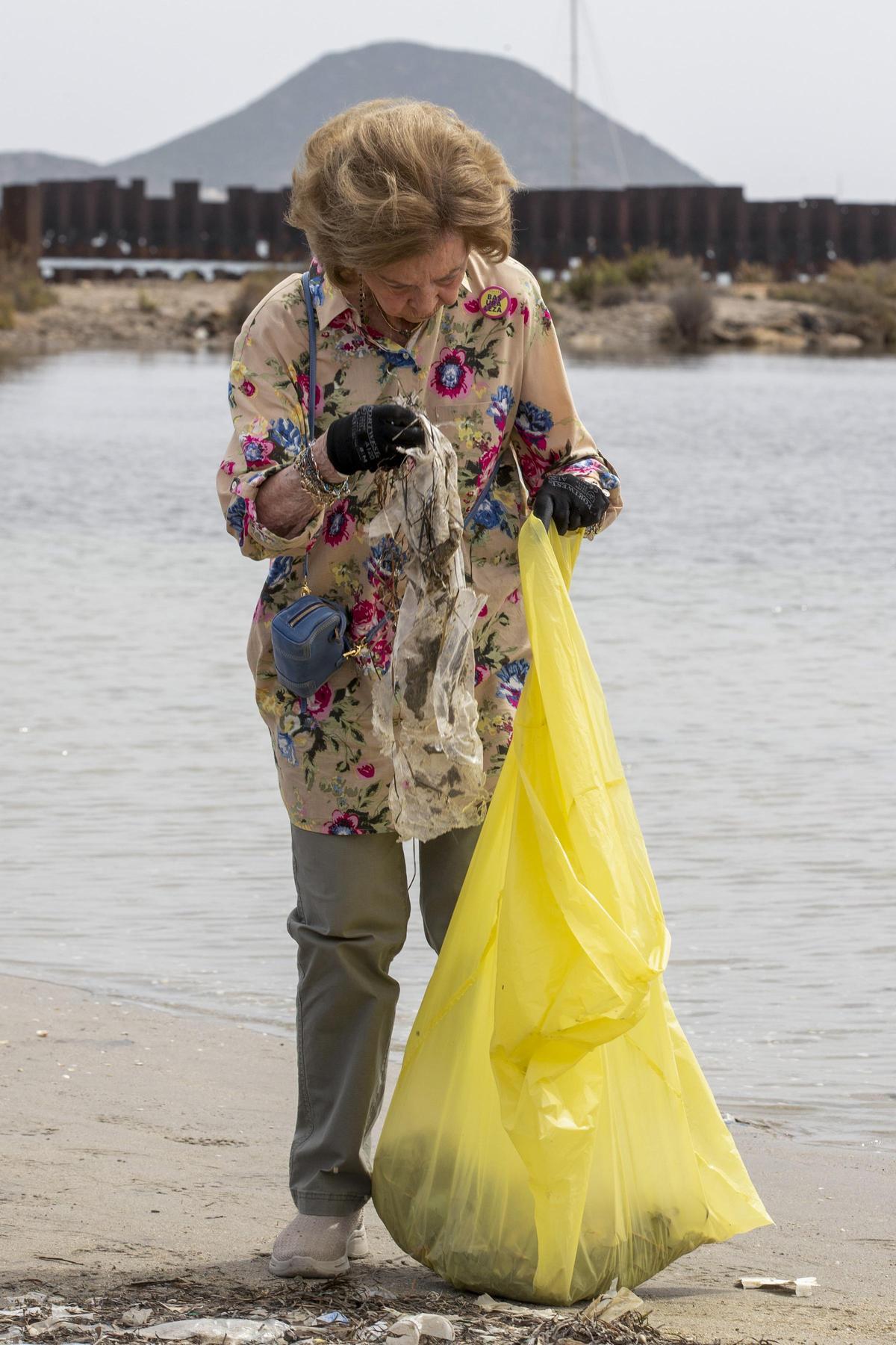 La reina Sofía recoge basura en el arenal de La Manga