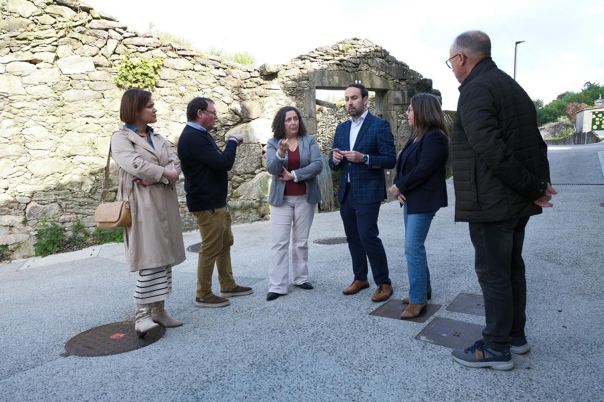 Do Campo e Ares, no centro, durante a visita a un dos núcleos.