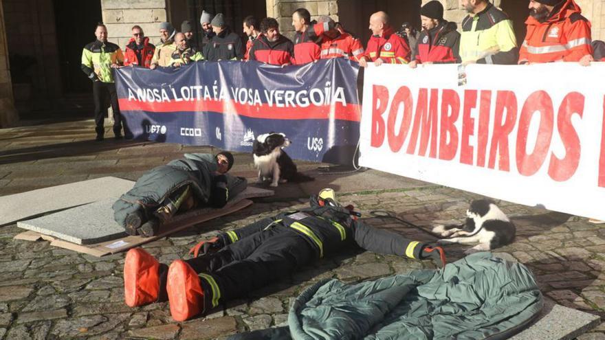 Los bomberos de los parques comarcales arrancan una acampada indefinida en la plaza del Obradoiro