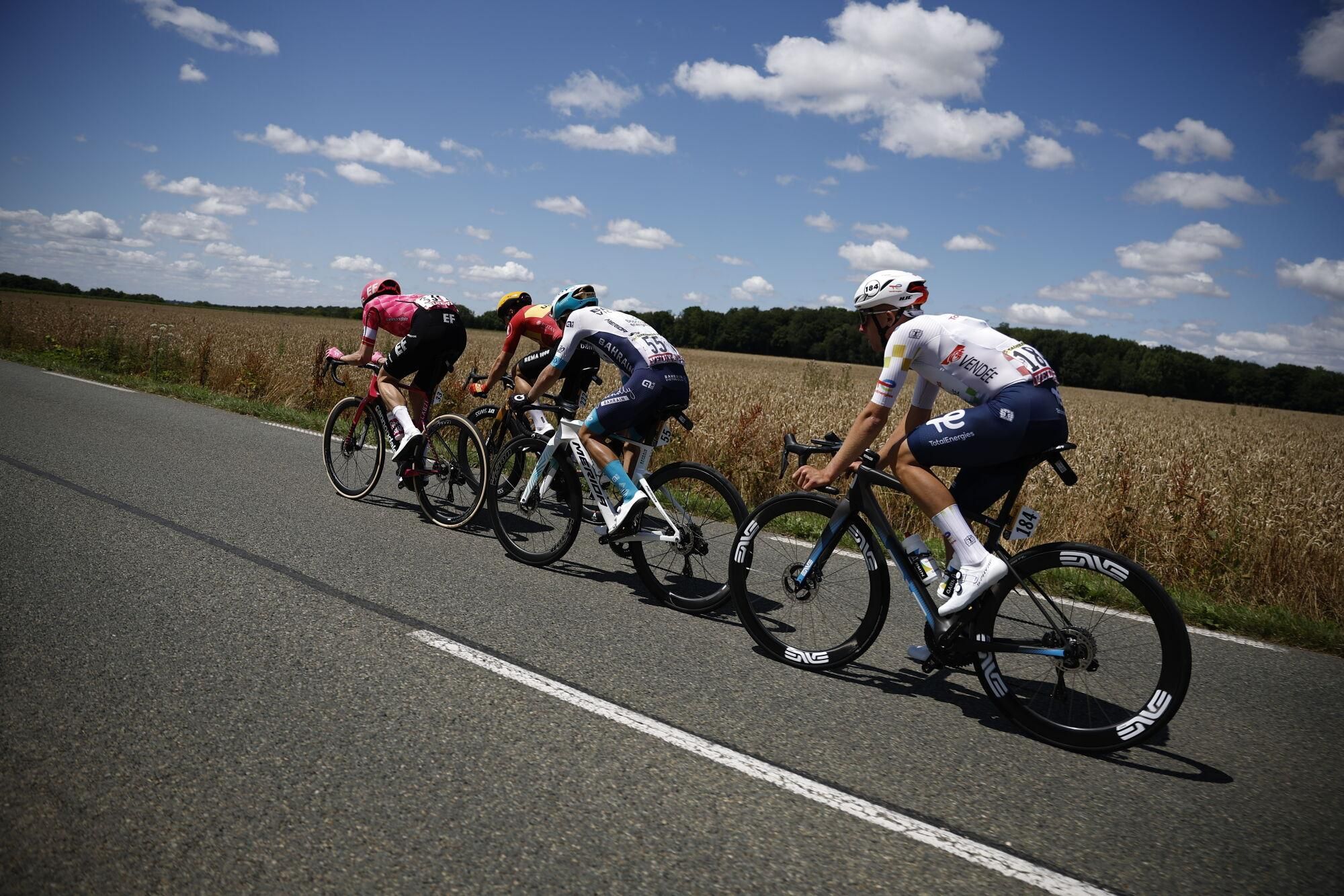 (France), 08/07/2025.- (L-R) Danish rider Kasper Asgreen of EF Education - EasyPost team, Norwegian rider Jonas Abrahamsen of Uno-X Mobility team, French rider Lenny Martinez of Bahrain - Victorious team and French rider Thomas Gachignard of Team TotalEnergies in action during the 4th stage of the Tour de France cycling race over 174.2km from Amiens to Rouen, France, 08 July 2025. (Ciclismo, Bahrein, Francia) EFE/EPA/MARTIN DIVISEK