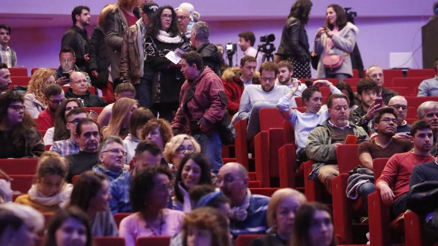 Asistentes a la primera sesión del festival de cine LGTBIQ en el Centro Niemeyer