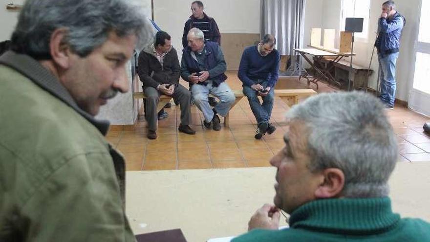 La asamblea se celebró en el local social de Dozón. // Bernabé/Gutier