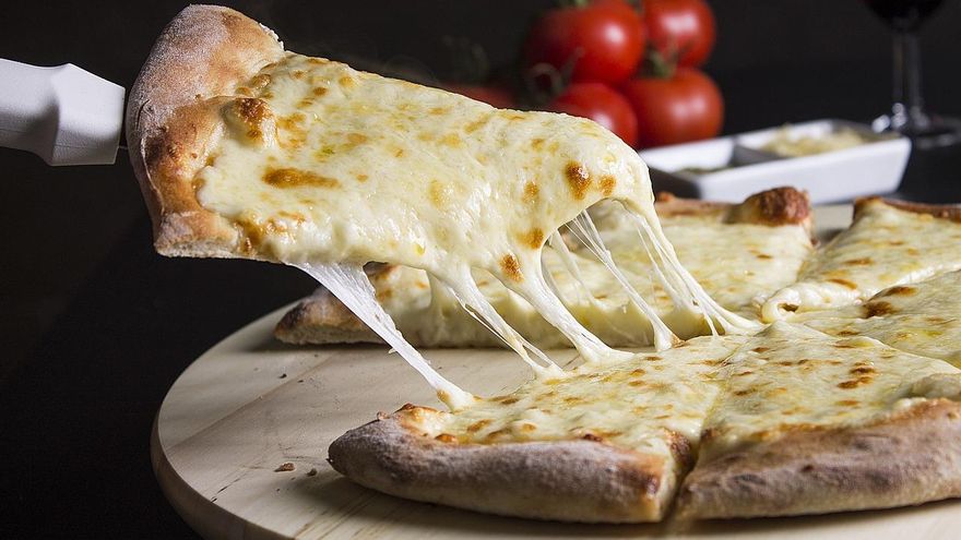 El secreto de los italianos para recalentar la pizza al día siguiente: queda como recién hecha