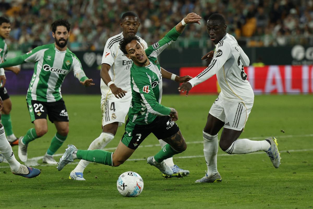 Antony y Mendy protagonizaron una acción polémica en el Betis-Real Madrid