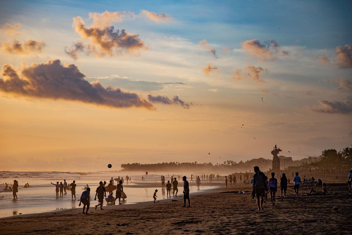 La playa es el lugar ideal para practicar la natación