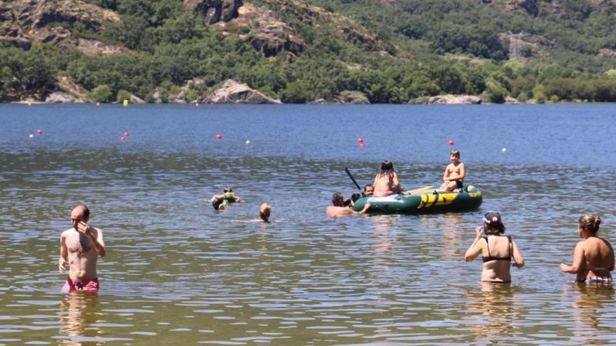 Bañistas en las playas del Lago de Sanabria.