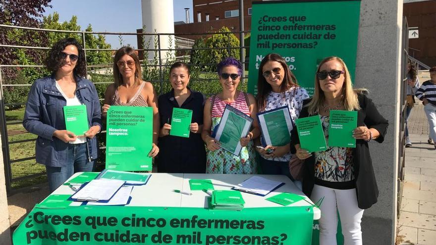 Integrantes del sindicato Satse recogen firmas a las puertas del Hospital Virgen de la Concha de Zamora.