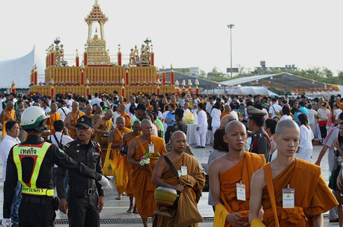 Uns monjos budistes assisteixen a una celebració per commemorar el naixement, il·luminació, i mort del príncep Siddartha Gautama, més conegut com Buda, a Bangkok.