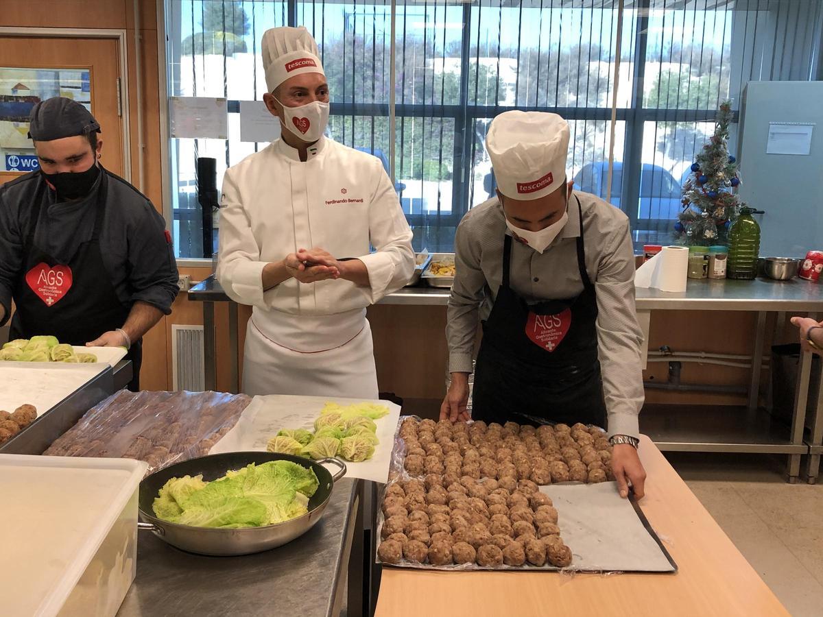 Cocineros de Alicante Gastronómica, con las típicas pelotas de cocido