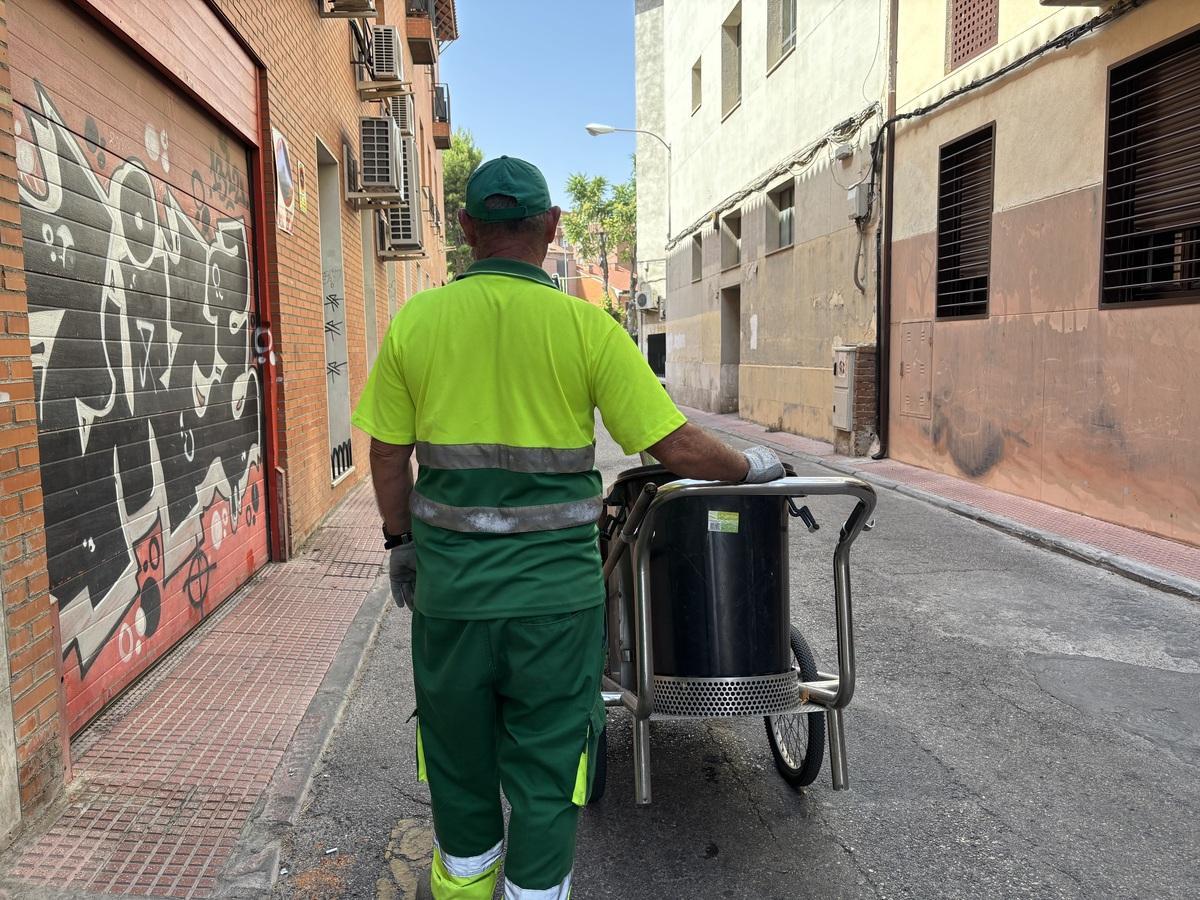 Un trabajador encargado de la limpieza viaria de la ciudad: "Contentos, pero no me han informado de nada. Ojalá se implante"