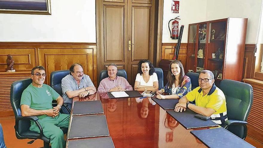 Morgan y Chicho, a la izq., durante la reunión que mantuvieron con los concejales en el consistorio. // S.A.