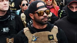 Fotografía de archivo fechada el 12 de diciembre de 2020 del líder de Proud Boys, Enrique Tarrio, durante una marcha hacia Freedom Plaza, en Washington, (EE. UU). EFE/ Gamal Diab