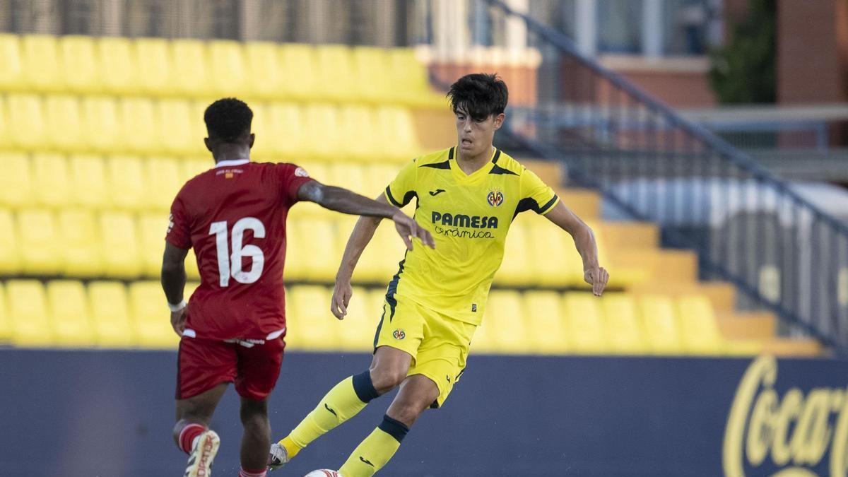 Gran partido el firmado por el joven central Áléx Palomares, titular ante el Gimnàstic.