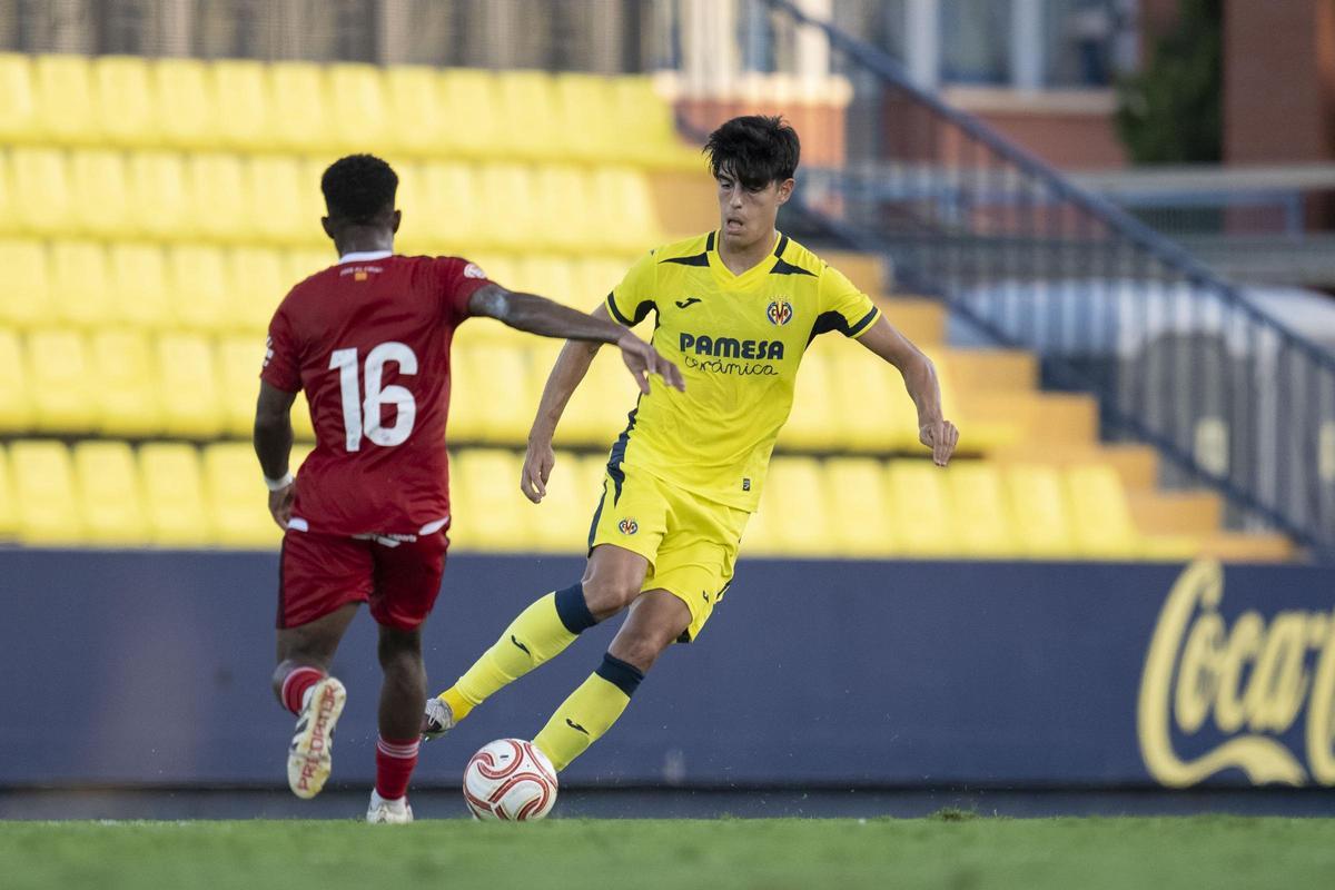 Gran partido el firmado por el joven central Áléx Palomares, titular ante el Nàstic.