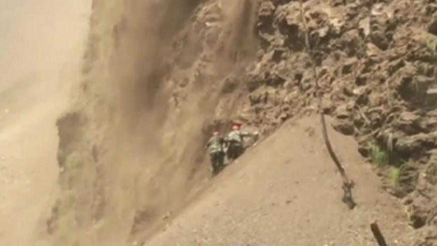 Un desprendimiento de rocas sorprende a un equipo de rescate en Nepal