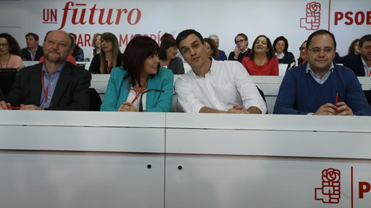 Pedro Sánchez conversa con Micaela Navarro antes del iniciarse la reunión del comité federal del PSOE.