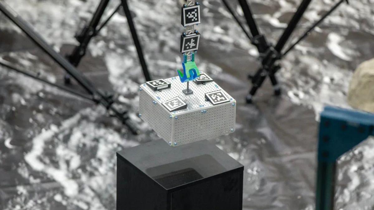 El sistema de robots autónomos que se desplegará en la Luna trabaja mediante el uso de sensores integrados para escanear marcadores codificados en una carga útil, algo similar a un código QR, revelando información crítica sobre su posición y orientación.
