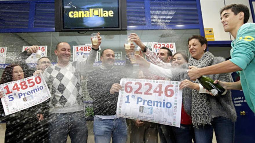 Los propietarios de la adminsitración número 3 de Manises (Valencia) celebran haber vendido una serie del número 62.246, premiadp con el Gordo.