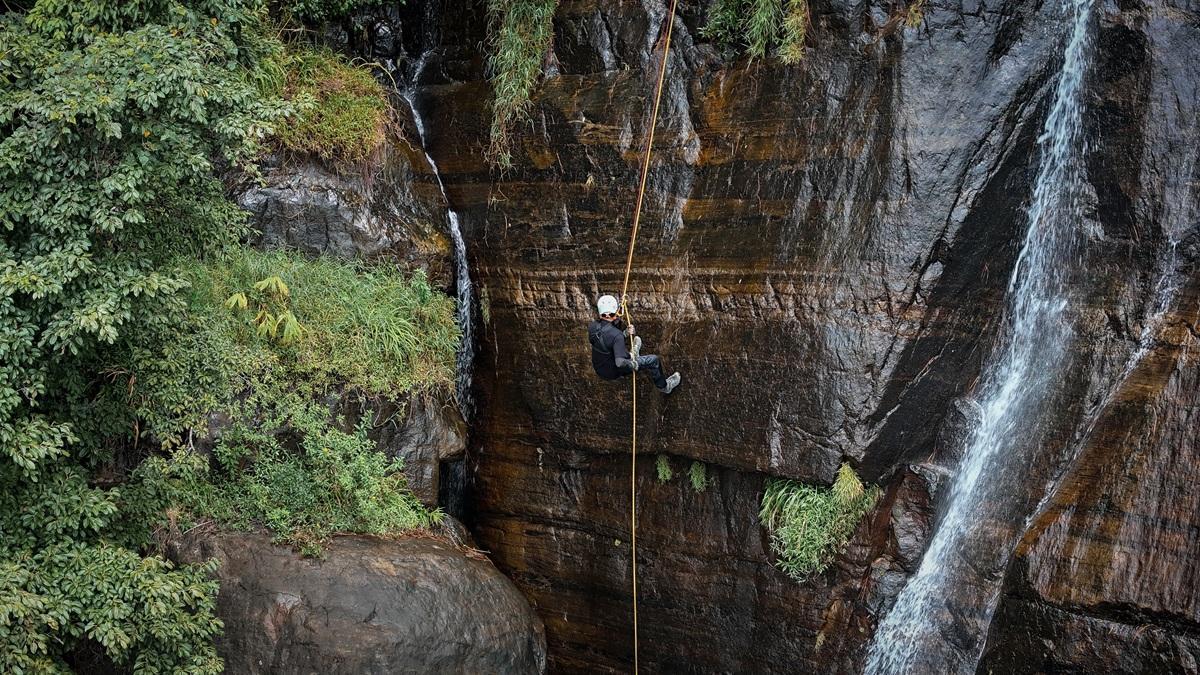 Escalada en entorno natural, una disciplina que combina técnica, equilibrio y respeto por el medio.