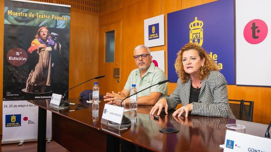 Blanca Rodríguez y Sergio Placeres, en la presentación de la V Muestra de Teatro Popular, en el Cuyás.