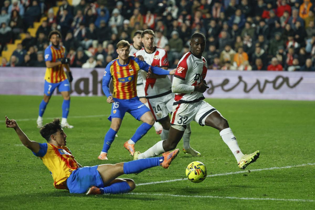 MADRID, 01/12/2025.- El delantero del Valencia Diego López (i) remata junto a Nobel Mendy, del Rayo Vallecano, durante el partido de la jornada 14 de LaLiga que Rayo Vallecano y Valencia CF disputan hoy lunes en el estadio de Vallecas. EFE/Juanjo Martín
